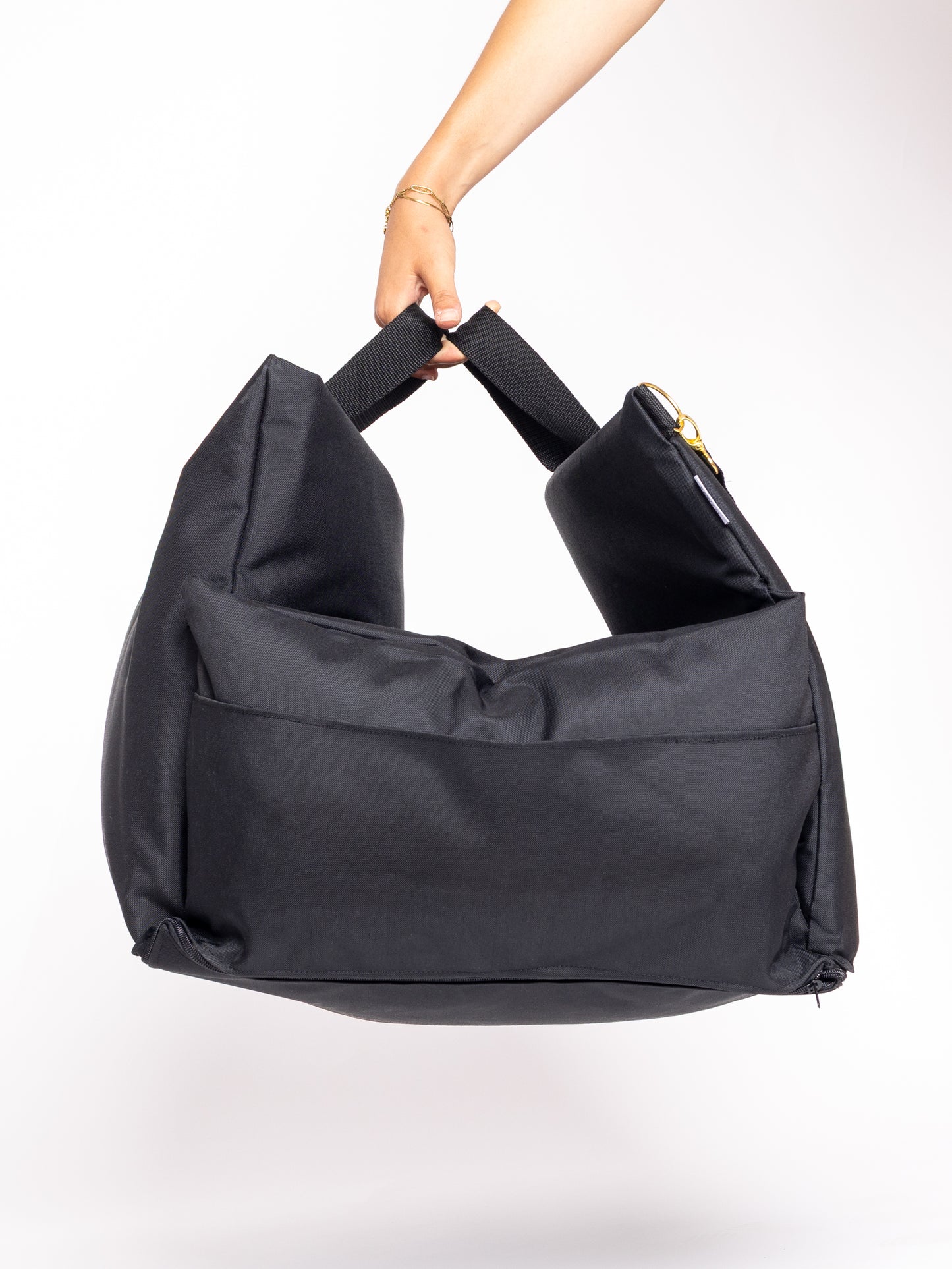 CarSeat para cães cor Dark Night — vista lateral, portátil, fechada, resistente, impermeável, segura e portátil; ideal para viagens de carro com animais.
