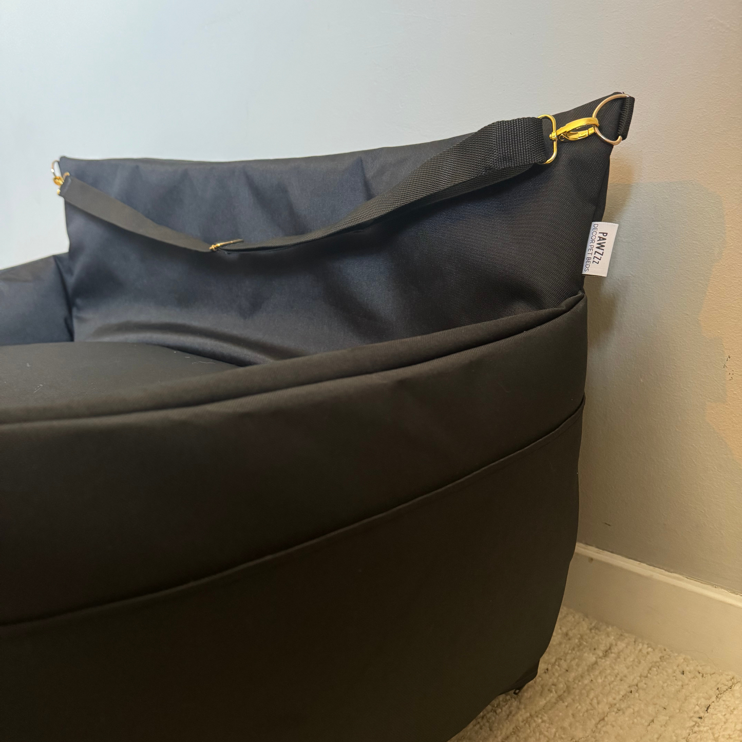 CarSeat para cães cor Dark Night — vista frontal, fechada, resistente, impermeável, segura e portátil; ideal para viagens de carro com animais.
