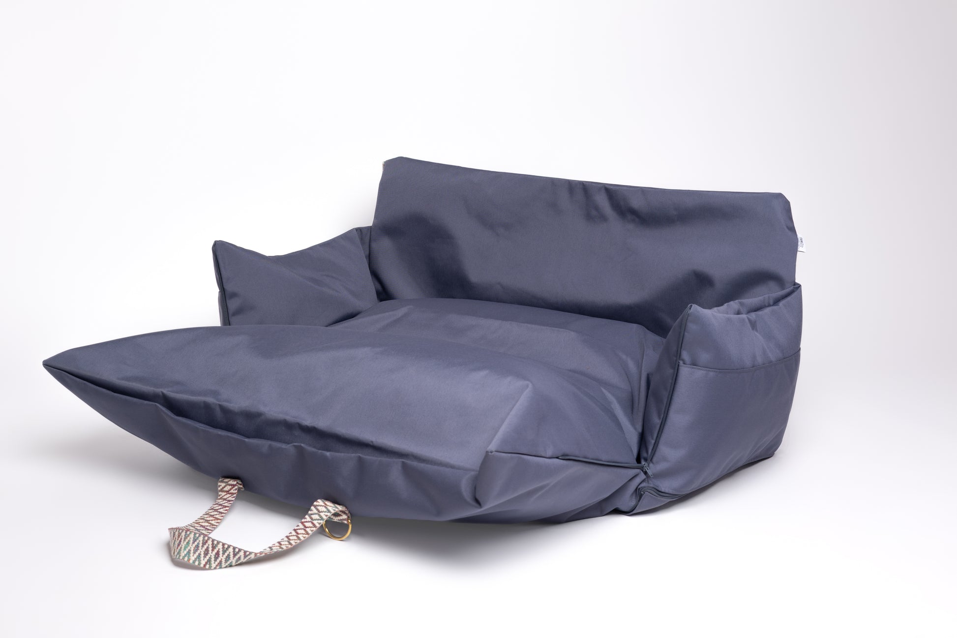 CarSeat para cães cor Titanium Grey— vista lateral, aberta, resistente, impermeável, segura e portátil; ideal para viagens de carro com animais.