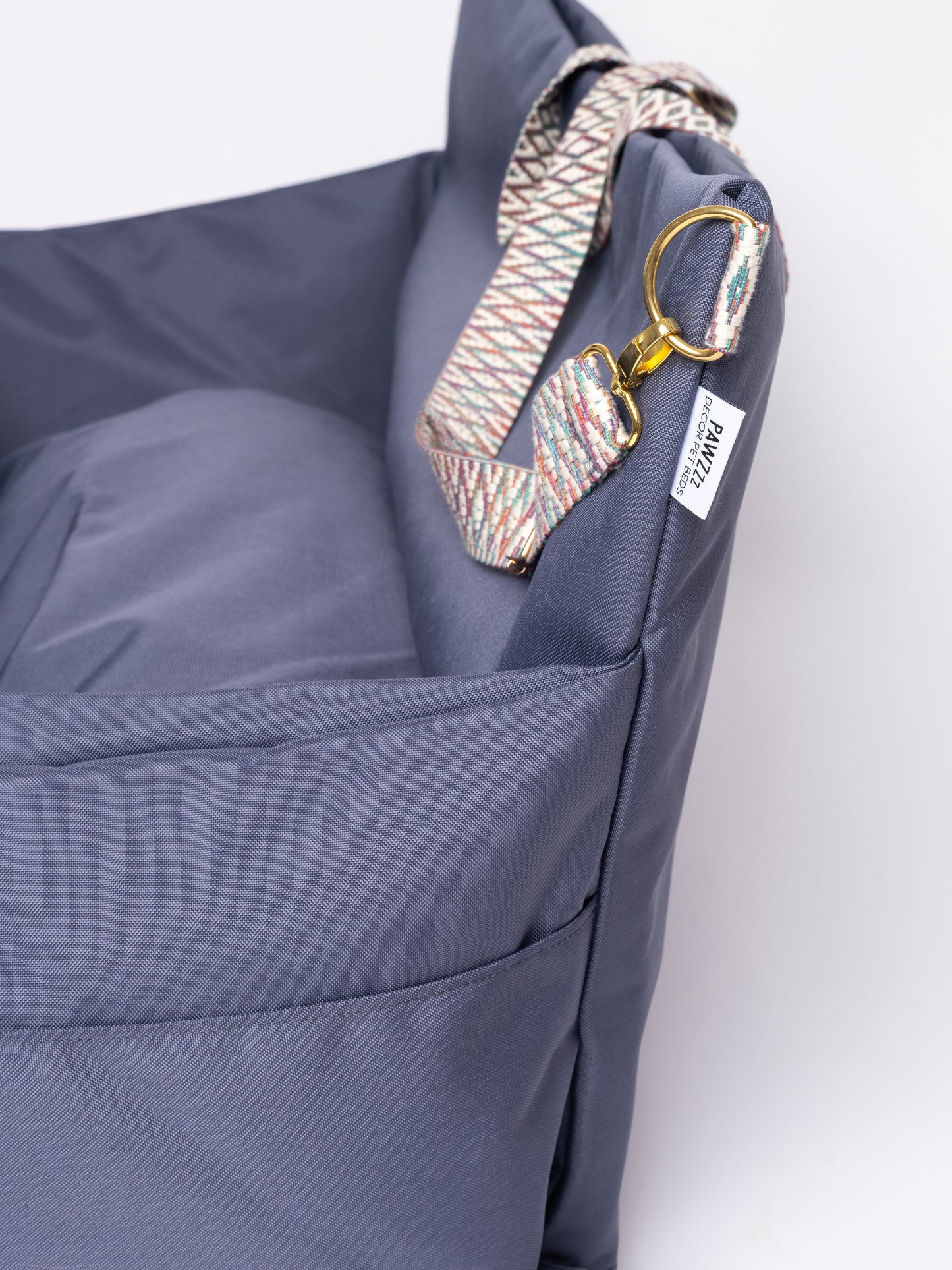 CarSeat para cães cor Titanium Grey— vista lateral, fechada, resistente, impermeável, segura e portátil; ideal para viagens de carro com animais.
