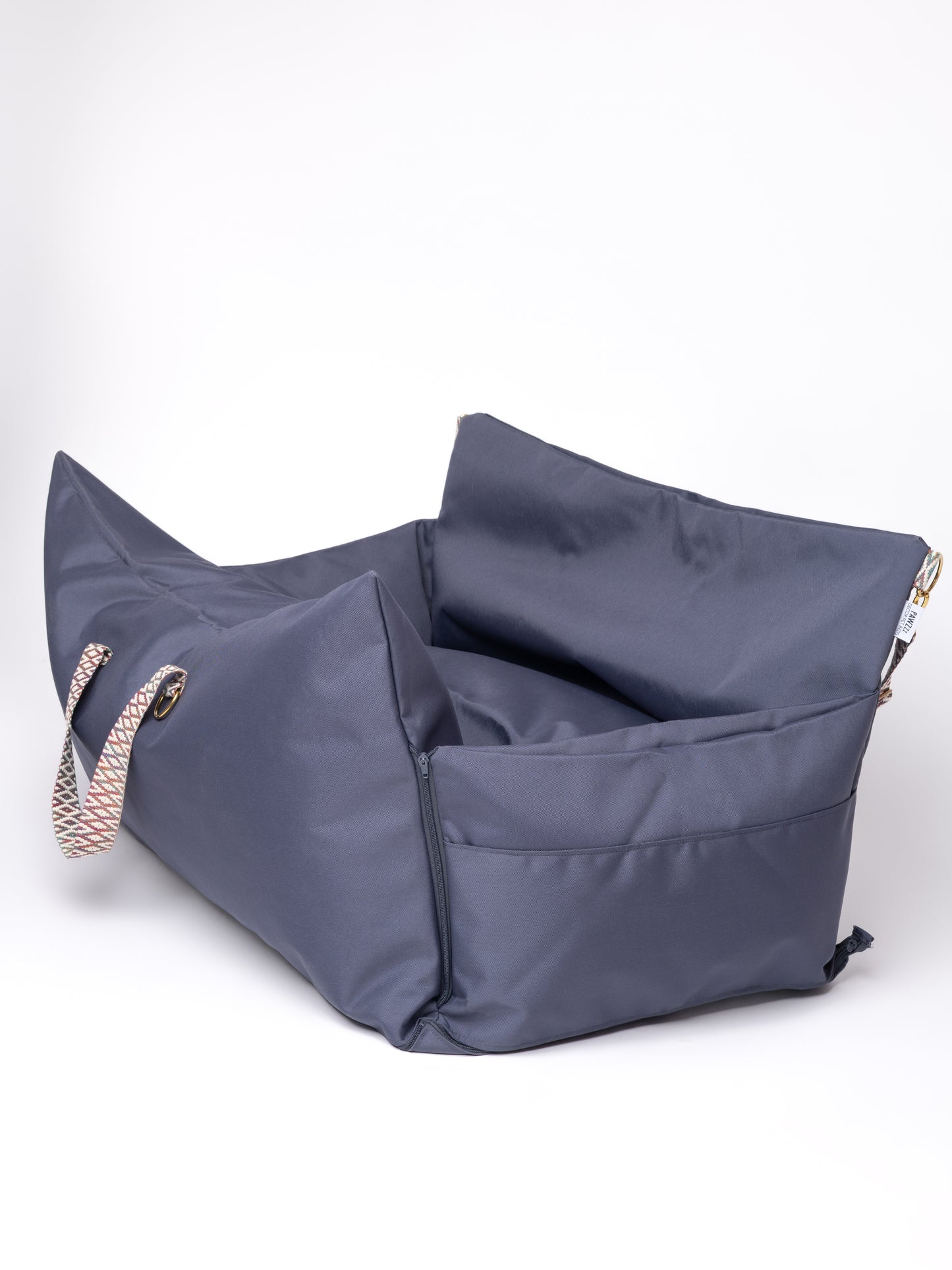 CarSeat para cães cor Titanium Grey tam. M— vista lateral, fechada, resistente, impermeável, segura e portátil; ideal para viagens de carro com animais.