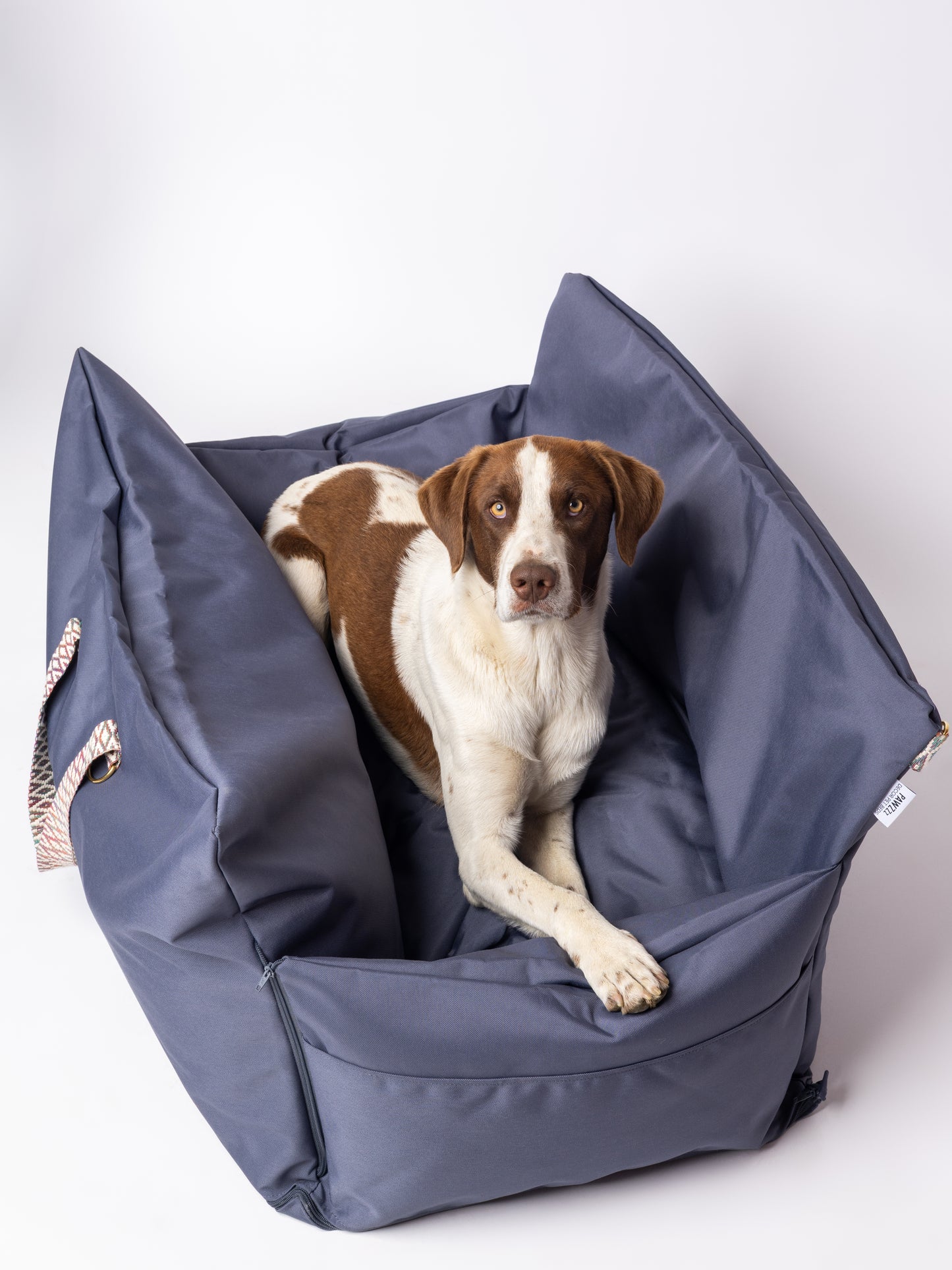 CarSeat para cães cor Titanium Grey— vista de cima, fechada, resistente, impermeável, segura e portátil; ideal para viagens de carro com animais.