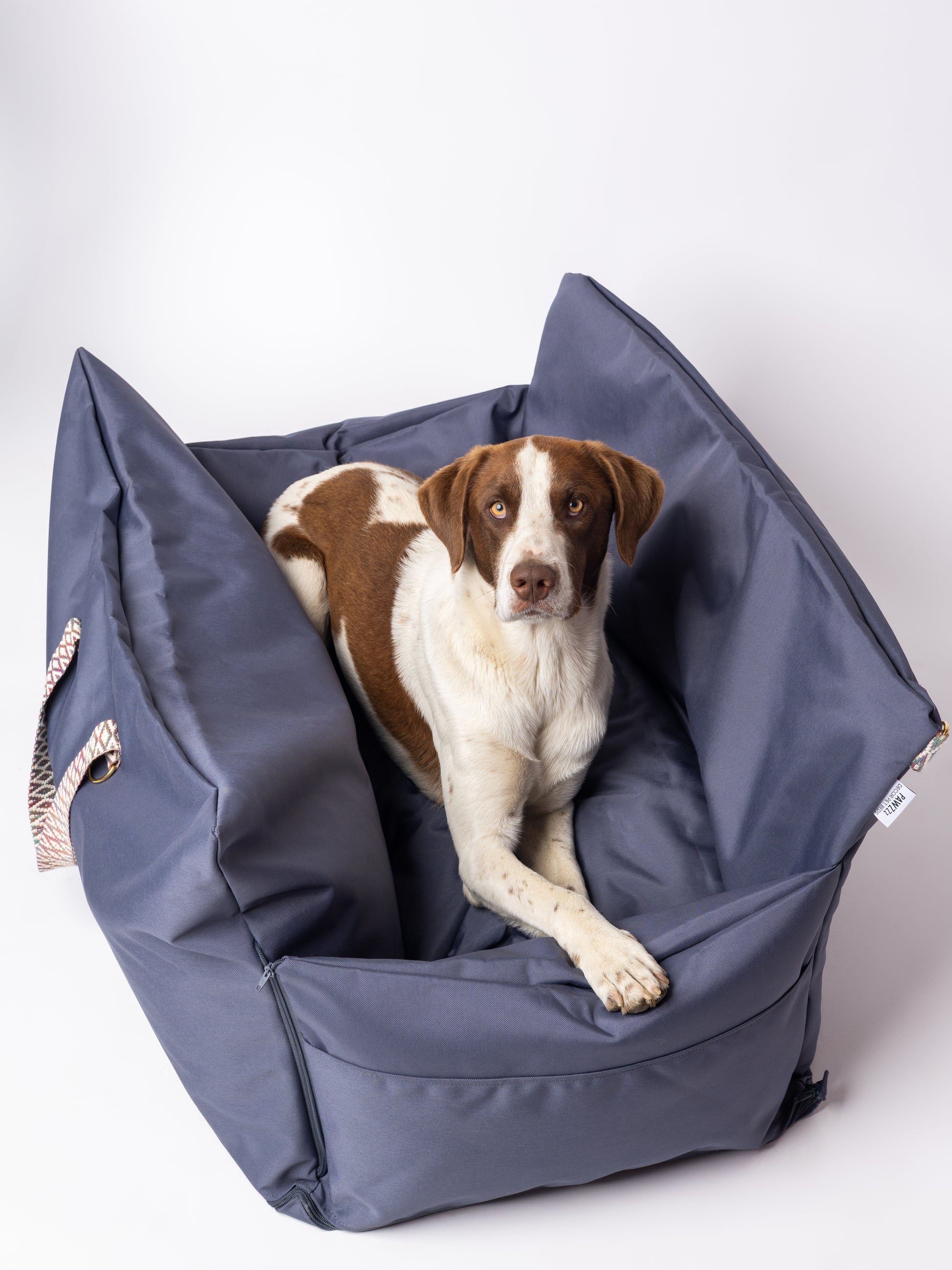 CarSeat para cães cor Titanium Grey— vista de cima, fechada, resistente, impermeável, segura e portátil; ideal para viagens de carro com animais.