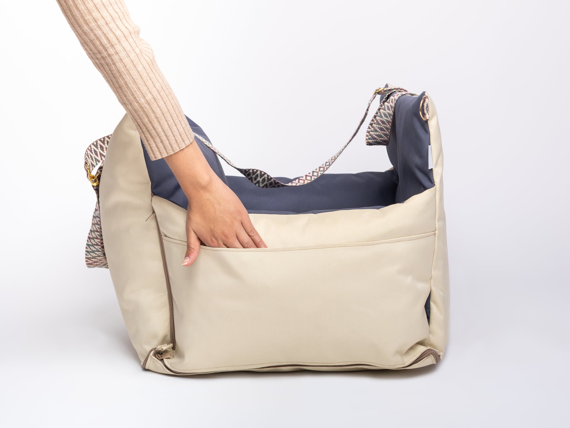 CarSeat para cães cor Nordic tamanho S— vista laterla com bolso, fechada, resistente, impermeável, segura e portátil; ideal para viagens de carro com animais.