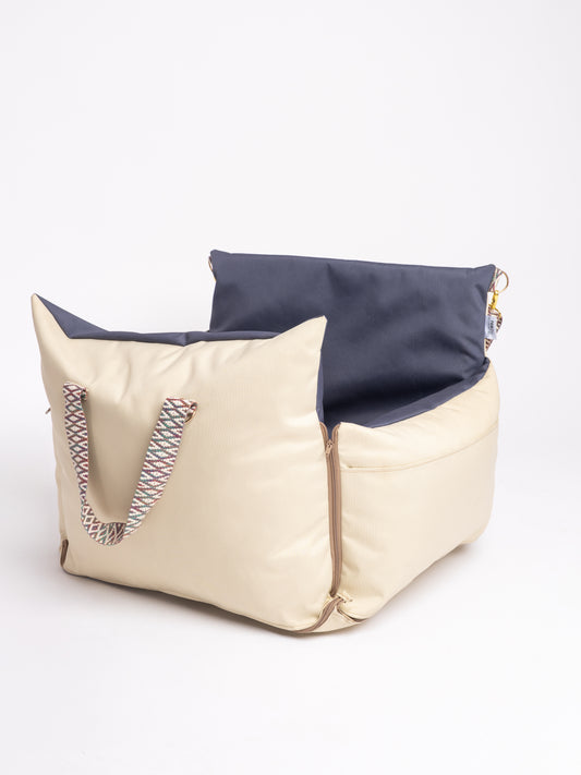 CarSeat para cães cor Nordic tamanho S— vista frontal, fechada, resistente, impermeável, segura e portátil; ideal para viagens de carro com animais.