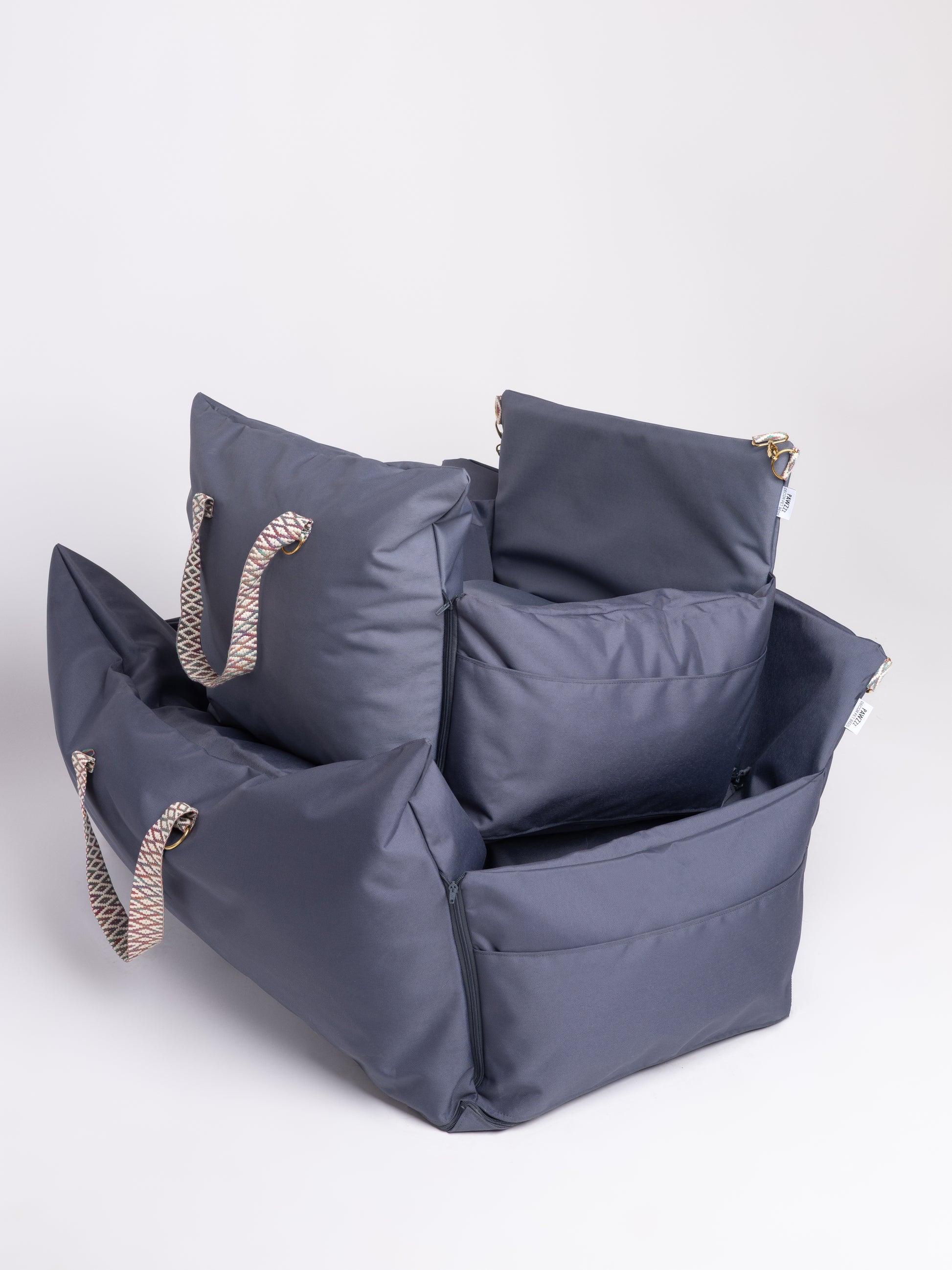 CarSeat para cães cor Titanium Grey— 2 tamanhos, vista lateral, fechada, resistente, impermeável, segura e portátil; ideal para viagens de carro com animais.