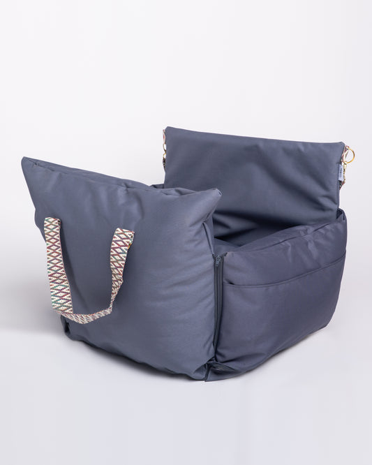 CarSeat para cães cor Titanium Grey— vista lateral, fechada, resistente, impermeável, segura e portátil; ideal para viagens de carro com animais.