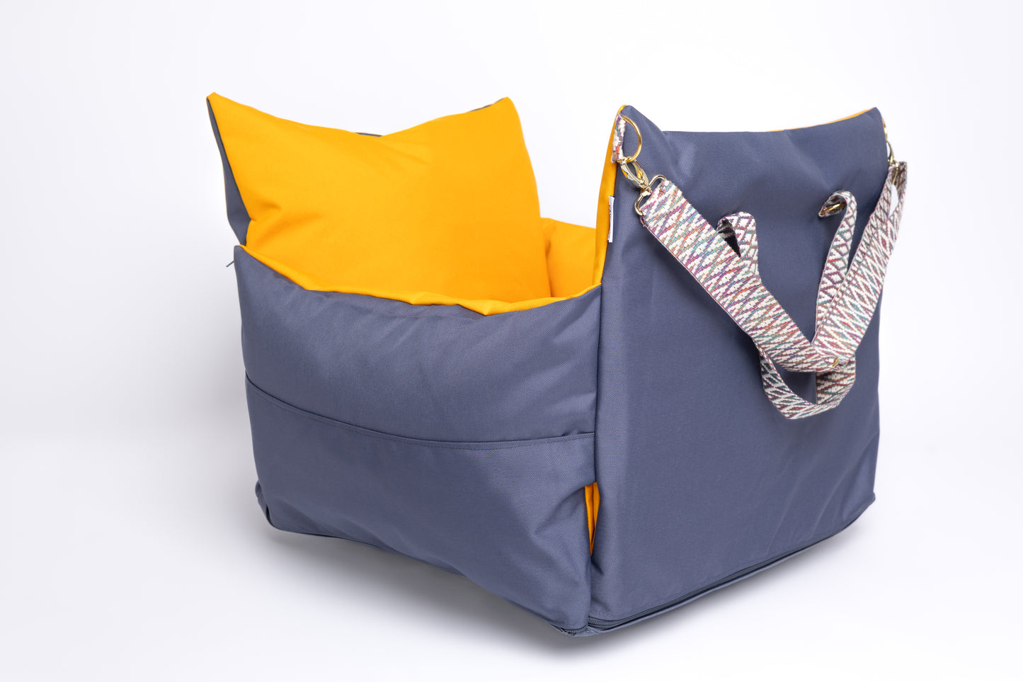 CarSeat para cães cor Sunset tamanho S com buraco para cinto de segurança— vista lateral traseira, fechada, resistente, impermeável, segura e portátil; ideal para viagens de carro com animais.