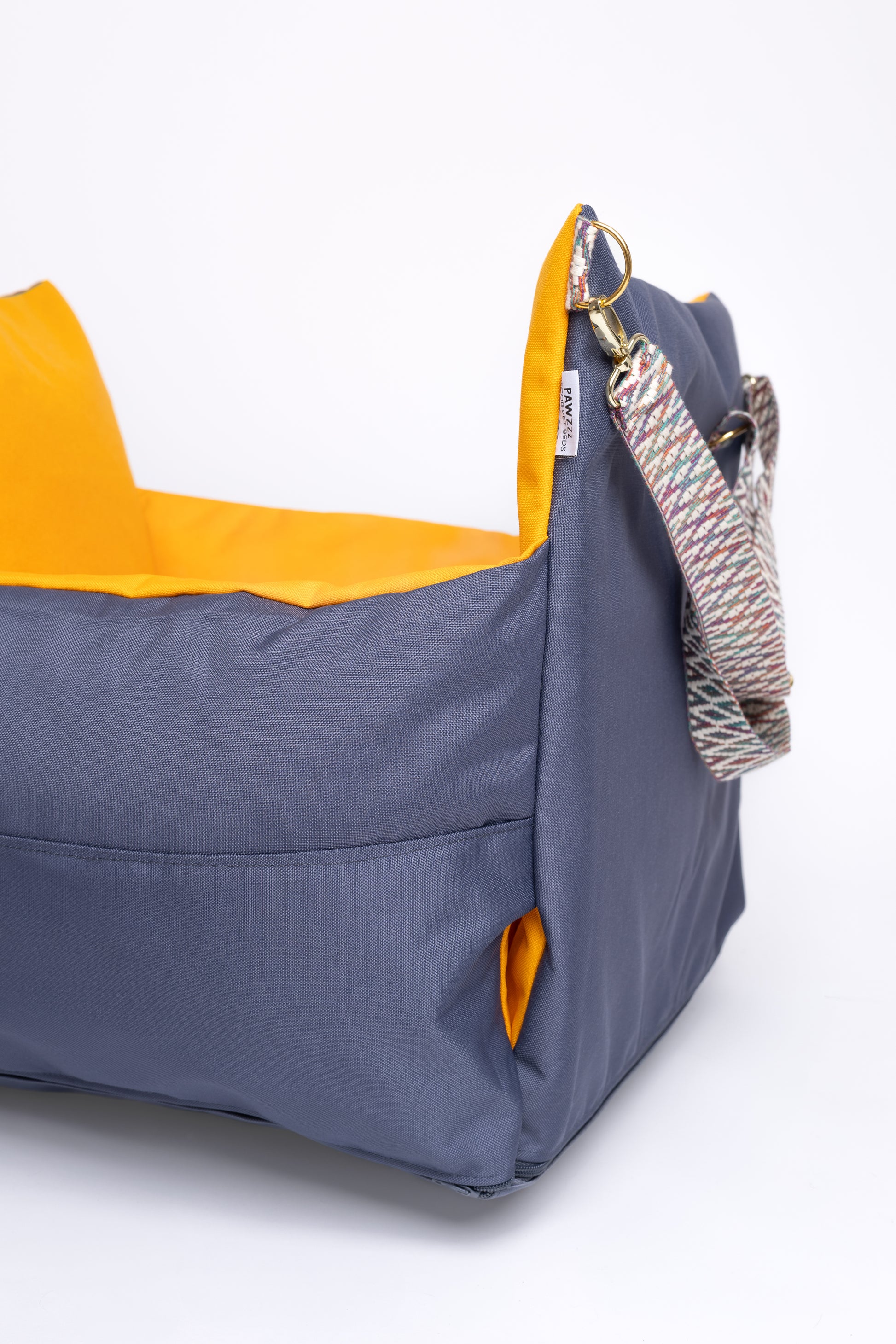 CarSeat para cães cor Sunset tamanho S com buraco para cinto de segurança— vista lateral traseira, fechada, resistente, impermeável, segura e portátil; ideal para viagens de carro com animais.