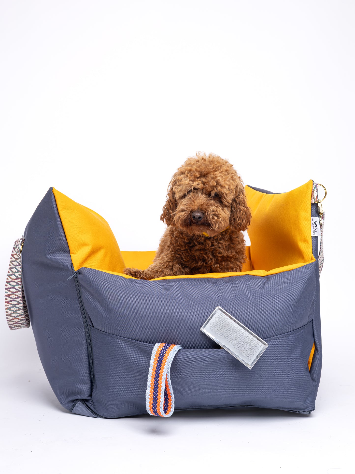 CarSeat para cães cor Sunset tamanho S— vista lateral, fechada, usada por um cão e com bolso. Resistente, impermeável, segura e portátil; ideal para viagens de carro com animais.