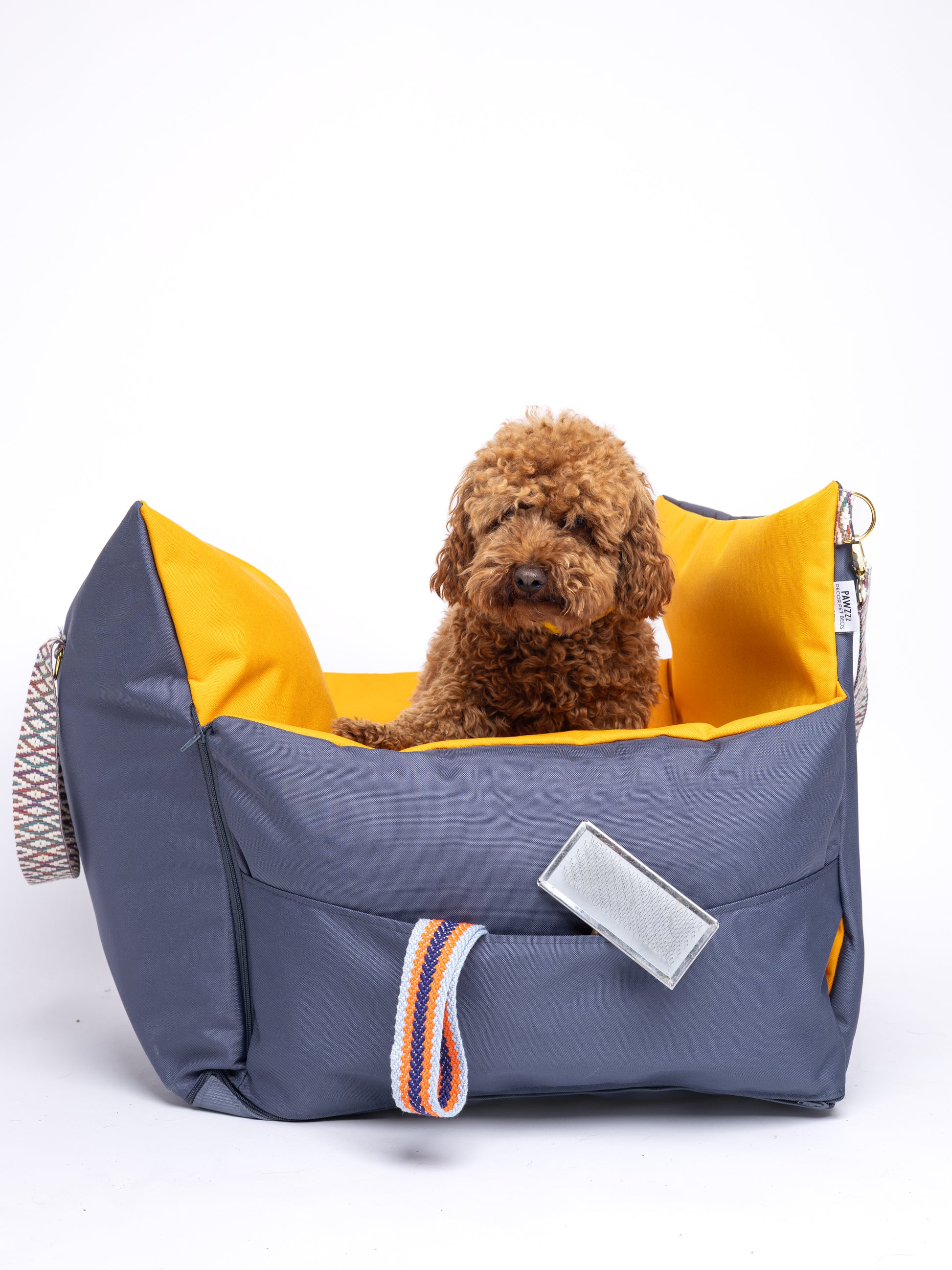 CarSeat para cães cor Sunset tamanho S— vista lateral, fechada, usada por um cão e com bolso. Resistente, impermeável, segura e portátil; ideal para viagens de carro com animais.
