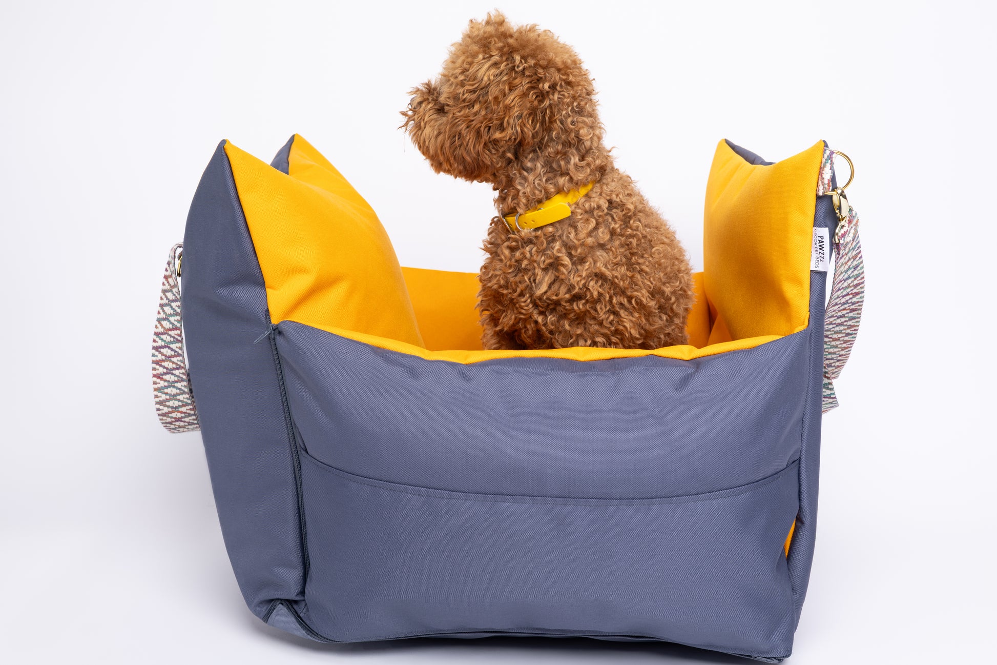 CarSeat para cães cor Sunset tamanho S— vista lateral, usada por um carro,  fechada, resistente, impermeável, segura e portátil; ideal para viagens de carro com animais.