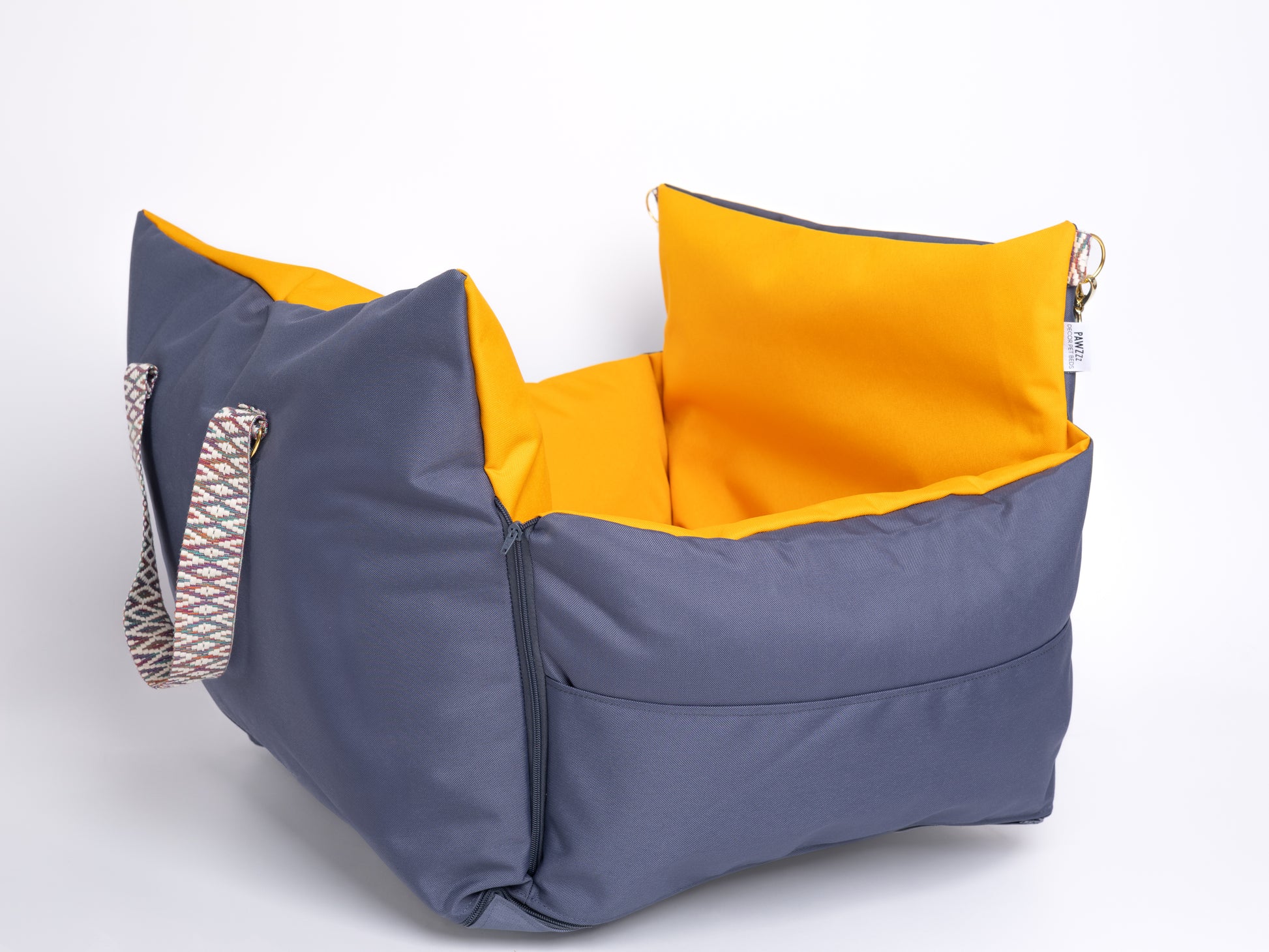 CarSeat para cães cor Sunset tamanho S— vista lateral, fechada, resistente, impermeável, segura e portátil; ideal para viagens de carro com animais.