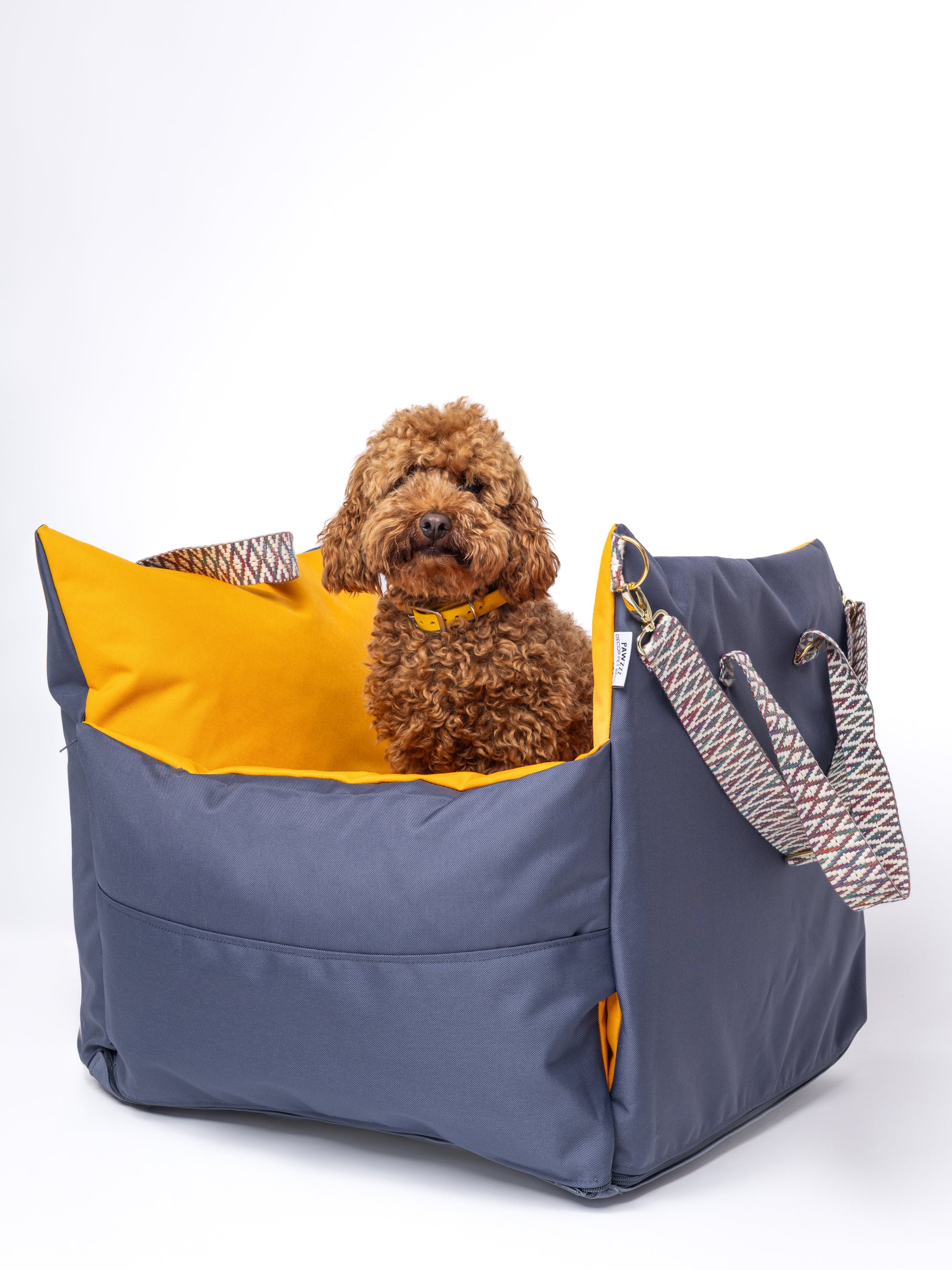 CarSeat para cães cor Sunset tamanho S— vista lateral, fechada, usada por 1 poodle, resistente, impermeável, segura e portátil; ideal para viagens de carro com animais.