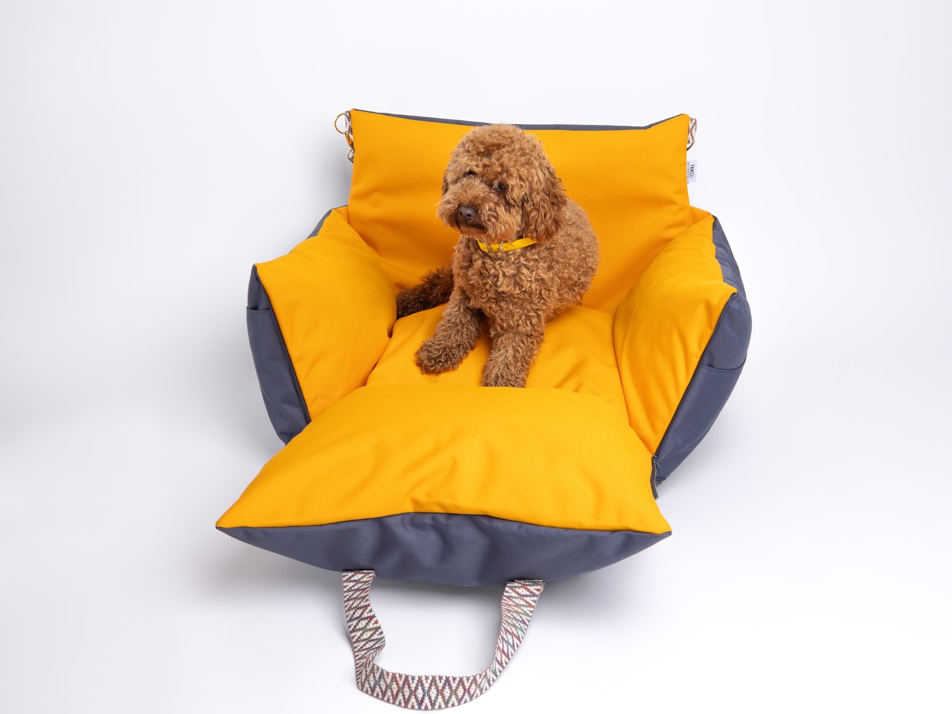 CarSeat para cães cor Sunset tamanho S— vista frontal, aberta, resistente, impermeável, segura e portátil; ideal para viagens de carro com animais.