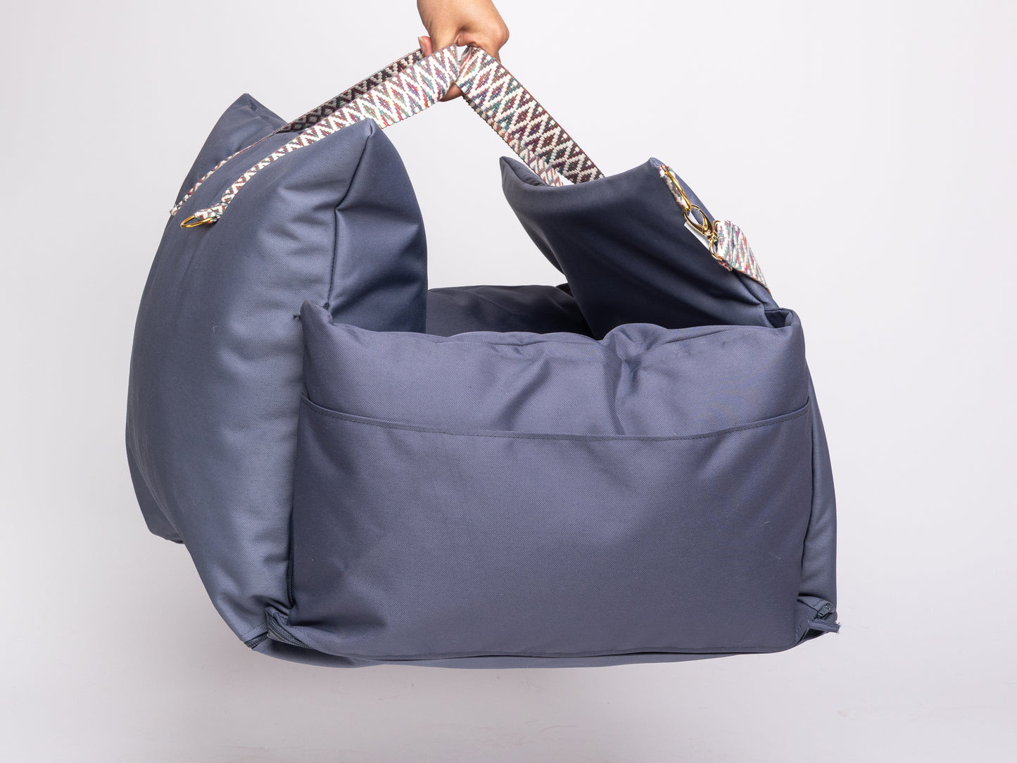 CarSeat para cães cor Titanium Grey— vista lateral, fechada, resistente, impermeável, segura e portátil; ideal para viagens de carro com animais.