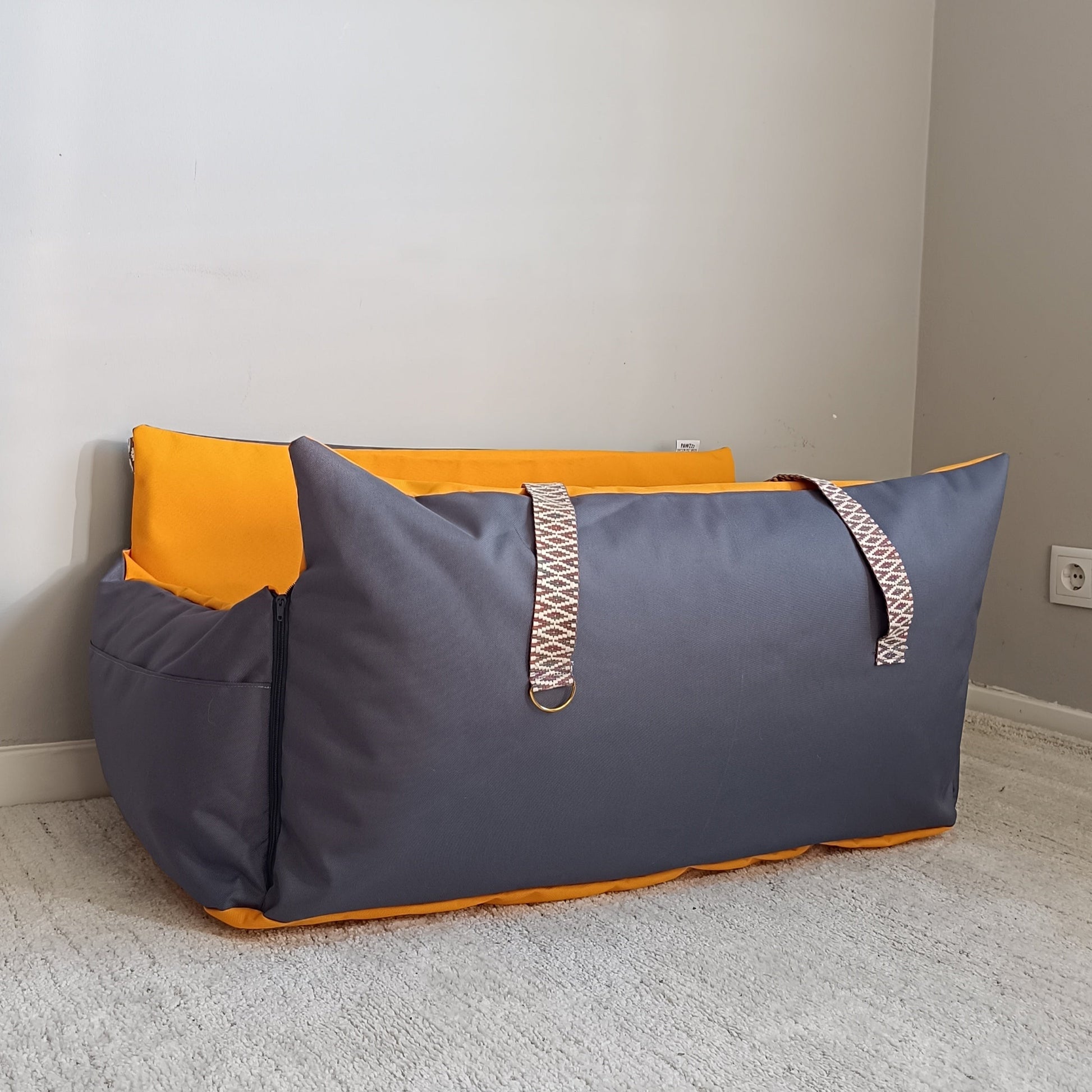 CarSeat para cães cor Sunset tamanho M— vista frontal, fechada, resistente, impermeável, segura e portátil; ideal para viagens de carro com animais.