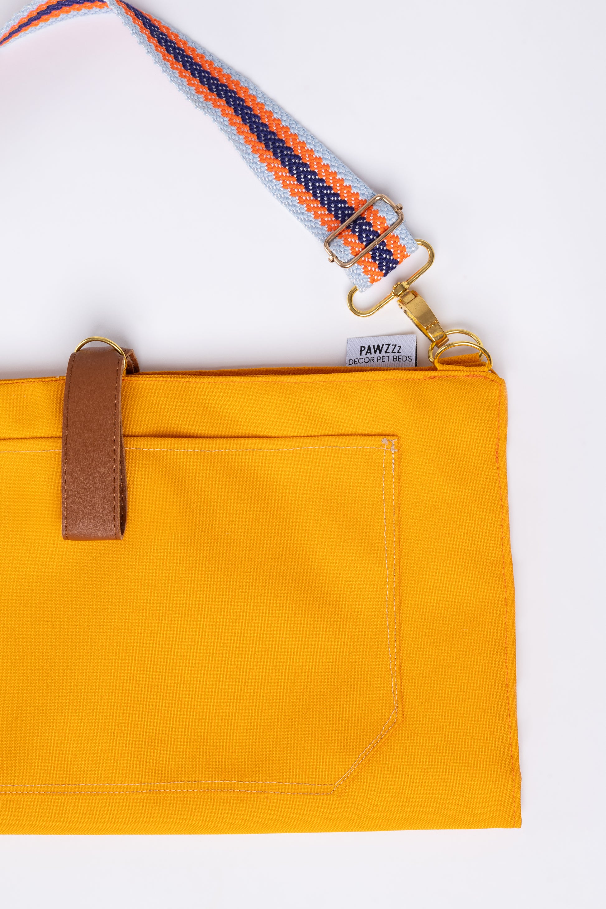 Manta de viagem para cães Cosmopolitan — portátil, impermeável, absorvente, ideal para praia, esplanadas ou passeios com o cão; opção quentinha com pelo incluída.