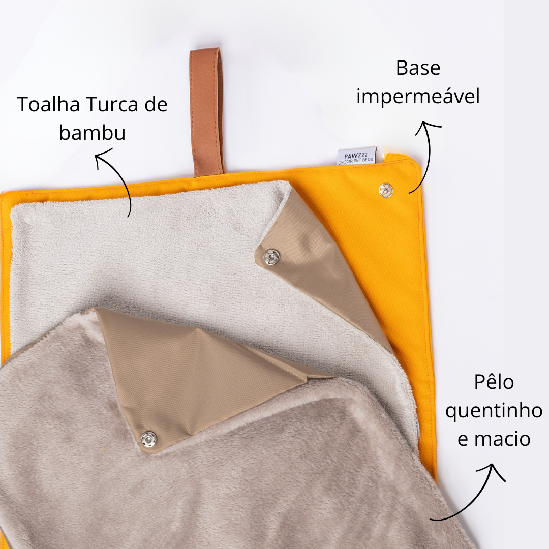 Detalhe da manta de viagem Cosmopolitan laranja com as três opções de topo intercambiáveis: impermeável, pelo macio e toalha absorvente.